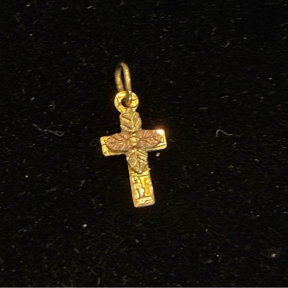 Elegant Gold Cross Pendant Necklace